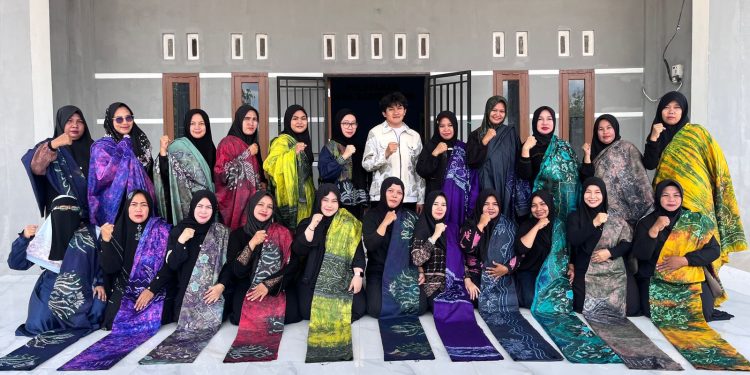 Sasirangan Kreatif Warga Sarigadung Dipamerkan Pada Penutupan Pelatihan