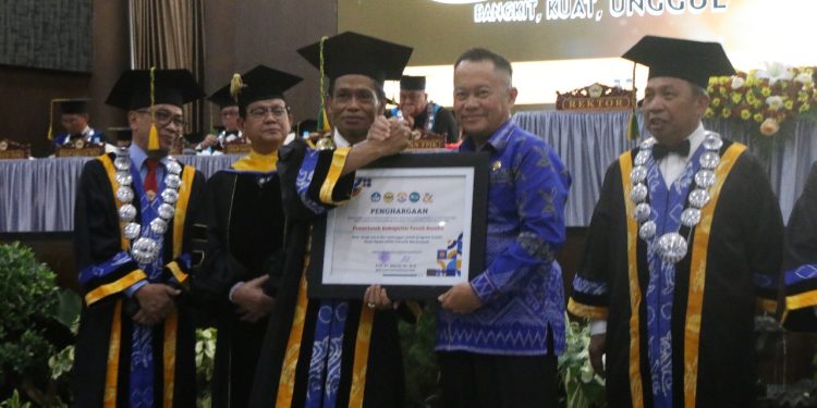 Pemkab Tanah Bumbu Terima Penghargaan dari ULM, Bukti Nyata Komitmen terhadap Pendidikan Berkualitas