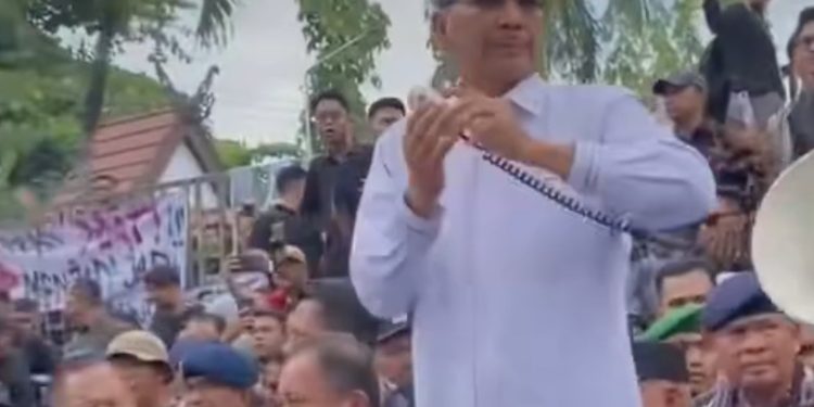Kondisinya Sakit, Ketua DPRD Kalsel Temui Massa Aliansi Kalsel Melawan
