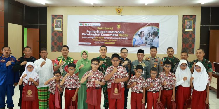 Tanah Bumbu Gelar Baksos Pemeriksaan Mata dan Pembagian Kacamata Gratis dalam Rangka HUT ke-80 TNI