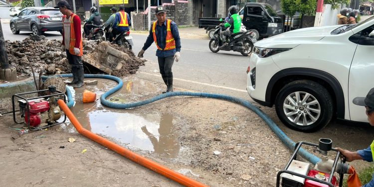 PAM Bandarmasih Sigap Perbaiki Kebocoran di Jalan Sutoyo S
