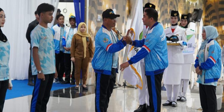 Bupati Andi Rudi Latif Lepas Kontingen Tanah Bumbu Menuju PORPROV XII Kalsel