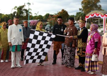 Meriahkan Hari Sumpah Pemuda ke-97, SKPD Tanah Bumbu Gelar Lomba Karnaval Pakaian Adat