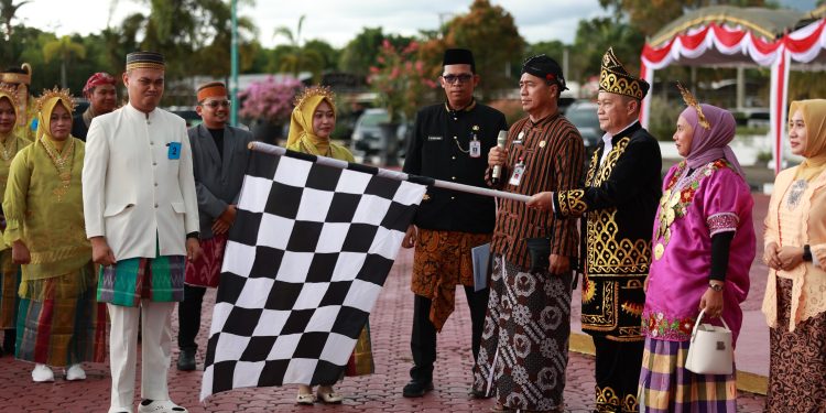 Meriahkan Hari Sumpah Pemuda ke-97, SKPD Tanah Bumbu Gelar Lomba Karnaval Pakaian Adat