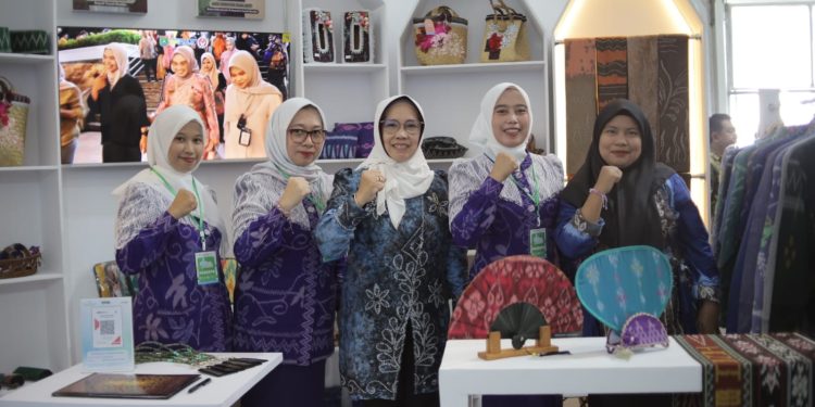 Tenun Pagatan dan Sasirangan Pulau Burung Warnai Stand Tanah Bumbu di Bamara Fair 2025