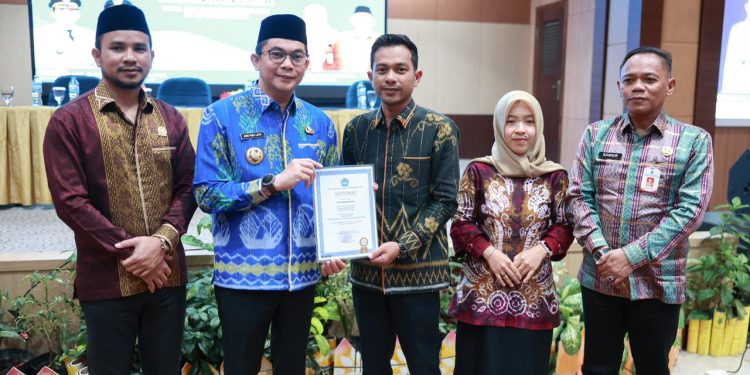 Bupati Andi Rudi Latif Tutup Bimtek Penatausahaan dan Pertanggungjawaban Keuangan Desa Tahun 2025