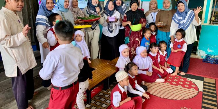 Hymne Ini Berkumandang Sepanjang Pagi, Murid TK Budi Mulia Banjarmasin Beri Kado ‘Langka’ tuk Guru Mereka