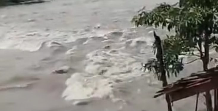 Ngeri,  Video Air Bah Terjang Obyek Wisata di Kalsel, Wisatawan Terjebak di Tengah Jeram