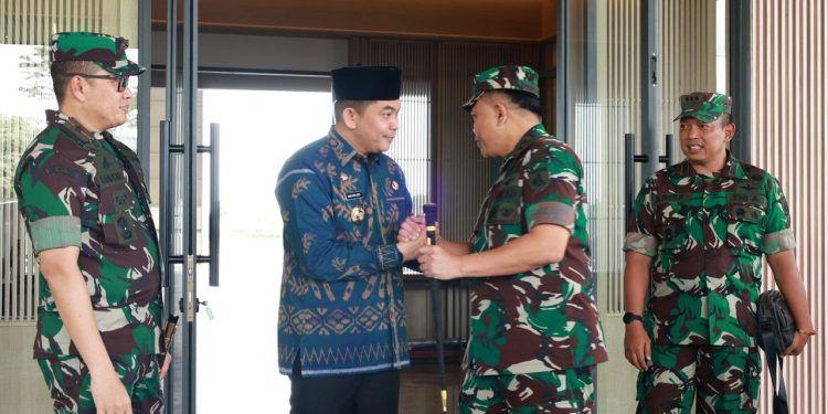 Bupati Andi Rudi Latif Sambut Pangdam XXII/Tambun Bungai untuk Upacara Penutupan TMMD dan Peresmian Sasana Banua