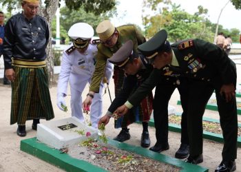 Maknai Hari Pahlawan, Bupati Tanah Bumbu Ziarah ke Taman Makam Pahlawan Matone