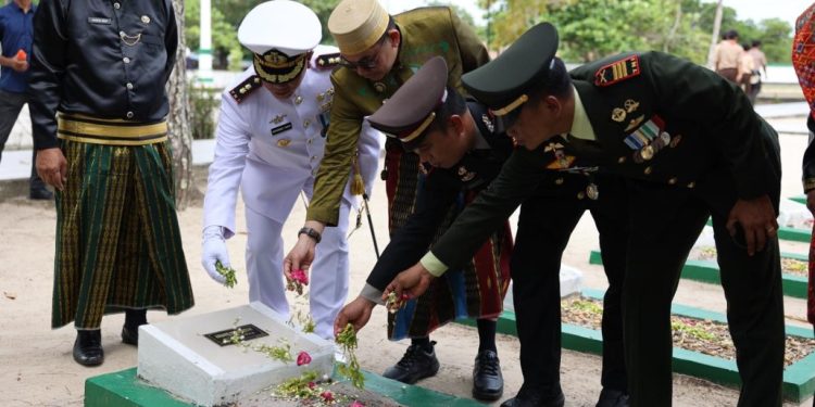 Maknai Hari Pahlawan, Bupati Tanah Bumbu Ziarah ke Taman Makam Pahlawan Matone