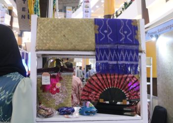 Tanah Bumbu Usung Tenun Pagatan di BSCF 2025