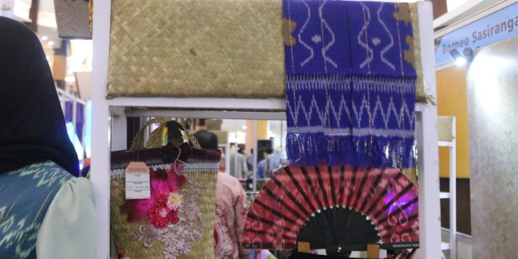 Tanah Bumbu Usung Tenun Pagatan di BSCF 2025