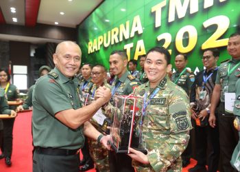 Bupati Tanah Bumbu Dianugerahi Penghargaan KSAD atas Dukungan TMMD