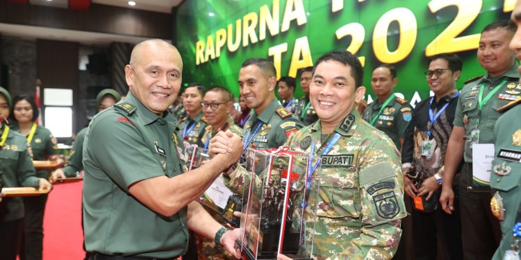 Bupati Tanah Bumbu Dianugerahi Penghargaan KSAD atas Dukungan TMMD
