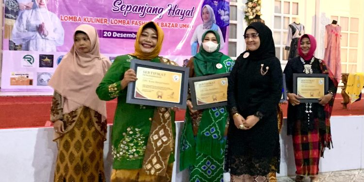 Perwira Kalsel Rayakan Hari Ibu, Banjir Bagi Penghargaan, Tropi untuk Anggotanya