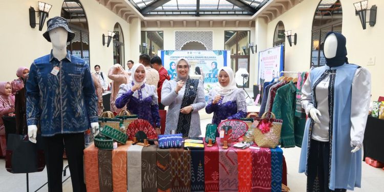 Dekranasda Tanah Bumbu Tampilkan Tenun Pagatan pada Pertemuan 6 Bulanan TP PKK se-Kalsel