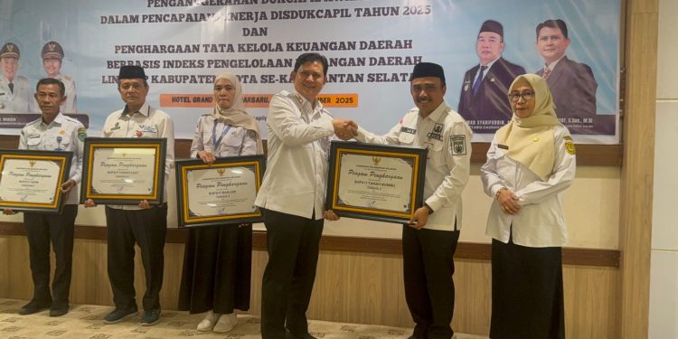 Tanah Bumbu Raih Penghargaan Dukcapil Award Terbaik II se-Kalimantan Selatan 2025