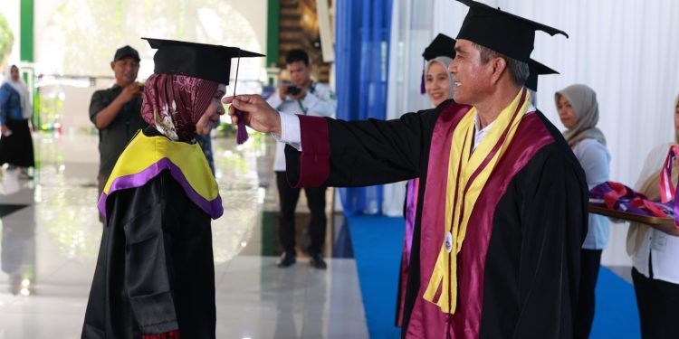 Wisuda Sekolah Lansia Warnai Harganas di Tanah Bumbu