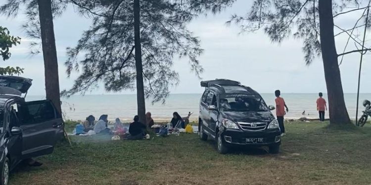 Pantai Rindu Alam Masih Menjadi Destinasi Wisata Unggulan di Tanah Bumbu, Dengan Rindangnya Pohon Pinus