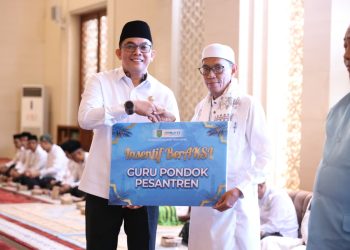 Apresiasi atas Dedikasi Mendidik Umat, Bupati Andi Rudi Latif Salurkan Insentif untuk Guru Ngaji, dan Guru Majelis Taklim
