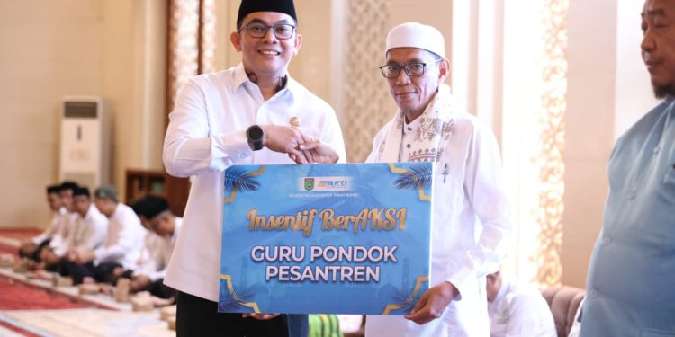 Apresiasi atas Dedikasi Mendidik Umat, Bupati Andi Rudi Latif Salurkan Insentif untuk Guru Ngaji, dan Guru Majelis Taklim