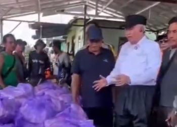Semakin Gokil Satire Simulasi Korban Banjir dapat Bantuan, Akhirnya Gubernur Muhidin Hadir di Lokasi Berbasah Basah 
