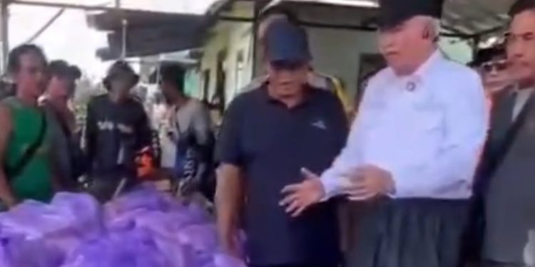 Semakin Gokil Satire Simulasi Korban Banjir dapat Bantuan, Akhirnya Gubernur Muhidin Hadir di Lokasi Berbasah Basah 
