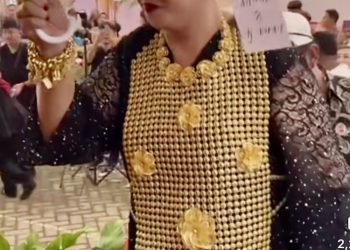 Bu Haji Kenakan ‘Celemek’  Full Emas Bikin Gempar Pesta Perkawinan di Banjarmasin