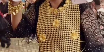 Bu Haji Kenakan ‘Celemek’  Full Emas Bikin Gempar Pesta Perkawinan di Banjarmasin