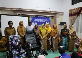 Salurkan Bansos Disabilitas dan Lansia, Bupati Andi Rudi Latif Tekankan Layanan Kesehatan dan Pemberdayaan