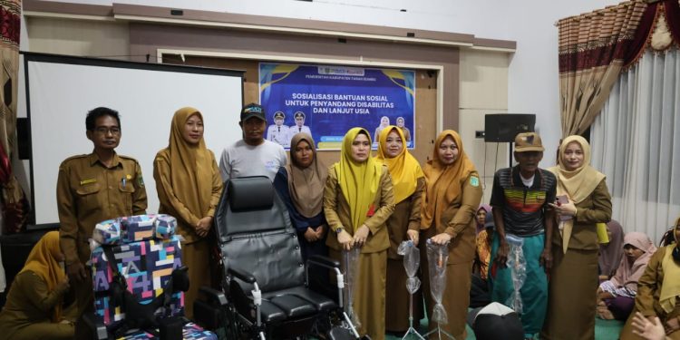 Salurkan Bansos Disabilitas dan Lansia, Bupati Andi Rudi Latif Tekankan Layanan Kesehatan dan Pemberdayaan