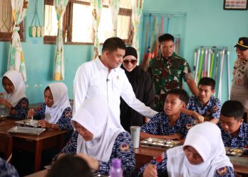 Bupati Andi Rudi Latif Launching SPPG di SMPN 1 Simpang Empat