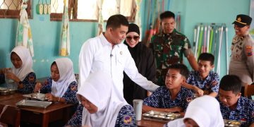 Bupati Andi Rudi Latif Launching SPPG di SMPN 1 Simpang Empat
