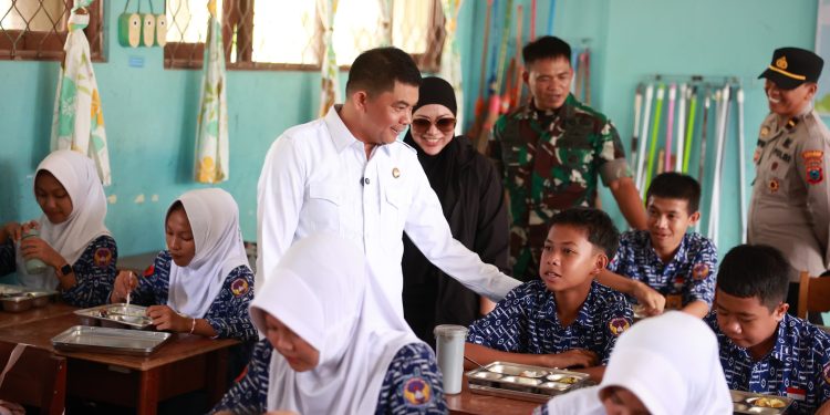 Bupati Andi Rudi Latif Launching SPPG di SMPN 1 Simpang Empat