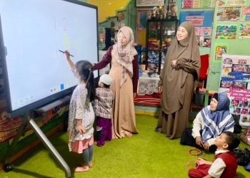 Wouw, Murid TK Budi Mulia Banjarmasin Ini Mulai Akrab dengan Papan Tulis Digital