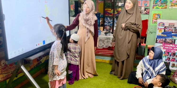 Wouw, Murid TK Budi Mulia Banjarmasin Ini Mulai Akrab dengan Papan Tulis Digital