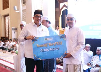 Bupati Andi Rudi Latif Salurkan Insentif untuk Guru Ngaji dan Guru Majelis Taklim