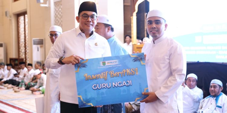 Bupati Andi Rudi Latif Salurkan Insentif untuk Guru Ngaji dan Guru Majelis Taklim