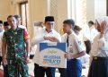 Bupati Tanah Bumbu Salurkan Beasiswa BerAKSI untuk Ribuan Pelajar dan Santri