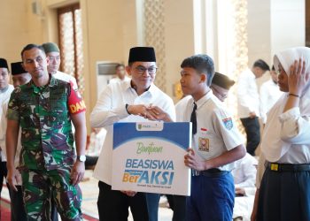 Bupati Tanah Bumbu Salurkan Beasiswa BerAKSI untuk Ribuan Pelajar dan Santri