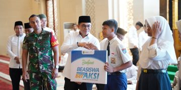 Bupati Tanah Bumbu Salurkan Beasiswa BerAKSI untuk Ribuan Pelajar dan Santri