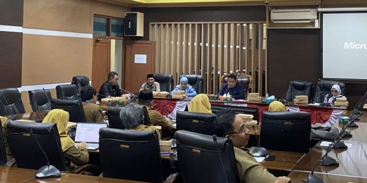 Disdik Tanah Bumbu Laporkan Kekurangan Guru dalam Rapat Kerja Bersama DPRD