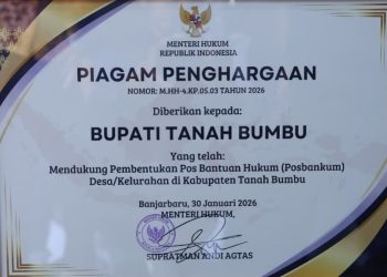 Bupati Andi Rudi Latif Terima Penghargaan Menkum RI atas Dukungan Posbankum Desa