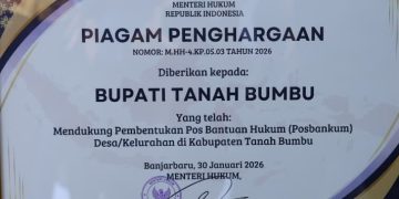 Bupati Andi Rudi Latif Terima Penghargaan Menkum RI atas Dukungan Posbankum Desa