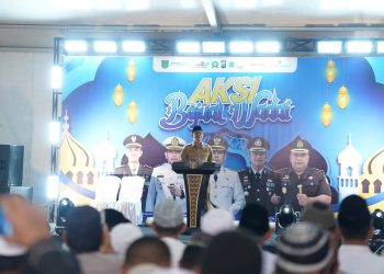 Bupati Tanah Bumbu Andi Rudi Latif Berikan Penghargaan Adipura Lokal kepada Desa Terbaik dan Bantuan UMKM Ramah Lingkungan
