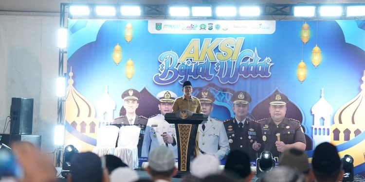 Bupati Tanah Bumbu Andi Rudi Latif Berikan Penghargaan Adipura Lokal kepada Desa Terbaik dan Bantuan UMKM Ramah Lingkungan