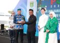 Bupati Andi Rudi Latif dan Asty Ananta Serahkan Bibit Tomat Cherry Stevia untuk Petani Lokal