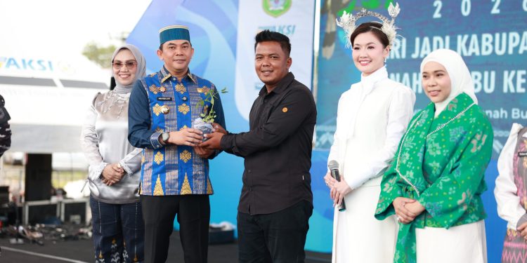 Bupati Andi Rudi Latif dan Asty Ananta Serahkan Bibit Tomat Cherry Stevia untuk Petani Lokal