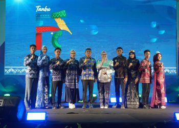 Tenun Pagatan Tampil Memukau di Fashion Show Dekranasda Tanah Bumbu